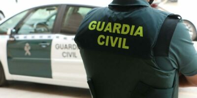 Detenida en Barbate una pareja de Isla Cristina con una pistola cargada y 40.000 euros ocultos en su coche