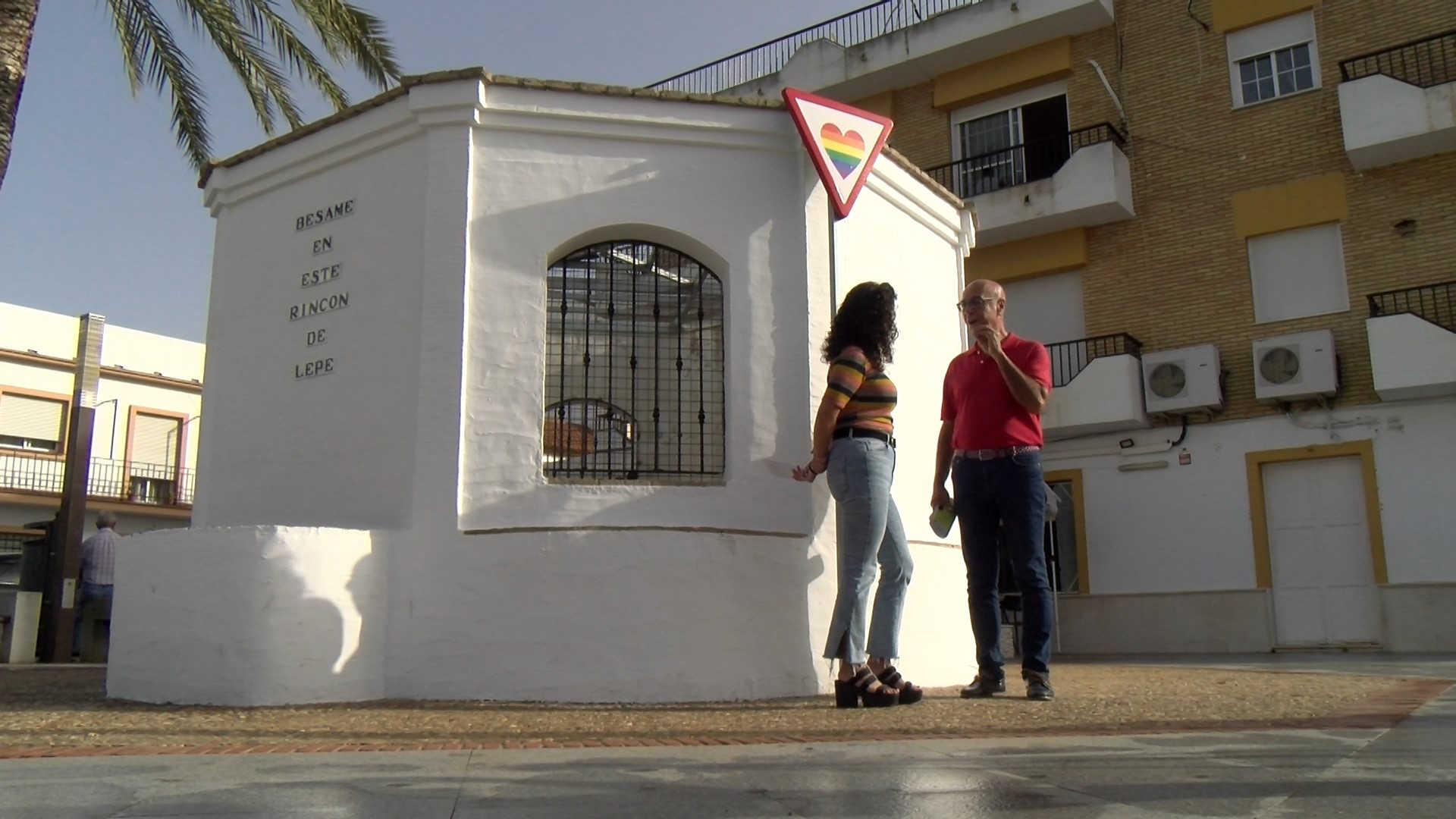 El Ayuntamiento de Lepe coloca una seña LGTBI en el emblemático Rincón del Beso