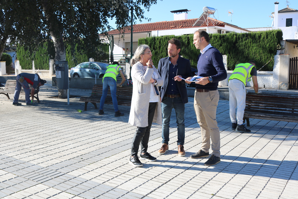 El Ayuntamiento de Cartaya realiza obras de mejora de la Plaza y el Parque de Urverosa