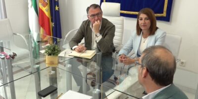 La delegada territorial de la Junta de Andalucía, Teresa Herrera, se ha reunido esta mañana con el Alcalde de Villablanca
