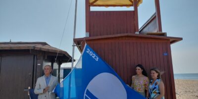 Ya están colocadas la bandera azul de la playa de Santa Pura y la Q de Calidad de la playa Central