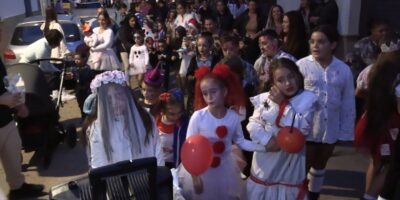 La barriada de San Francisco de Asís disfruta de una noche de terror y música