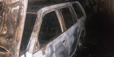 Varios vehículos arrasados en Villablanca tras un incendio de madrugada en un garaje