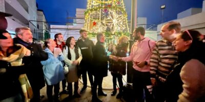 La barriada de Punta del Caimán brilla con el encendido de su Gran Árbol Navideño