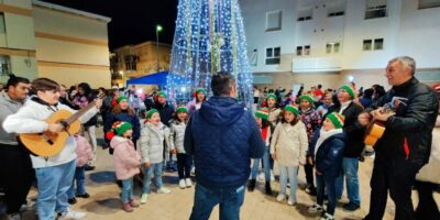 La Barriada de San Francisco de Asís presume de árbol navideño