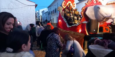 Las estrechas calles de Puebla de Guzmán se Iluminan con la Magia de la Navidad