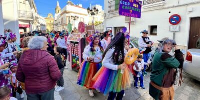 Trigueros mostró su lado más colorido en el pasacalles de Carnaval