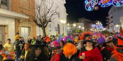 Isla Cristina lleva a cabo la quema de la Sardina con un animado Desfile de Viudas