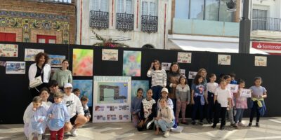 Isla Cristina acoge la exposición escolar «Un mar de colores a vista de niño/a»