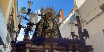 La Soledad procesiona en Isla Cristina en su Sábado Santo