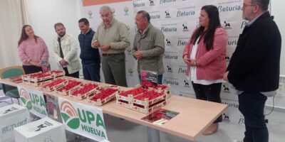 UPA Huelva continúa con su campaña ‘Yo como fresas de Huelva’ en Villanueva de los Castillejos