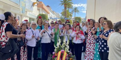 El Centro de Participación Activa ‘Santa María de la Bella’ realiza su particular Ofrenda de Flores a la Virgen