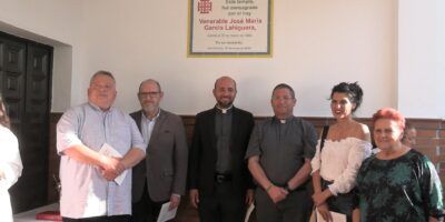Isla Cristina rinde homenaje a D. José María García Lahiguera con un azulejo conmemorativo