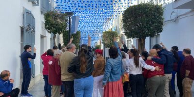 Un cielo de papelillos embellece la calle Manuel Vela de Lepe gracias al COI