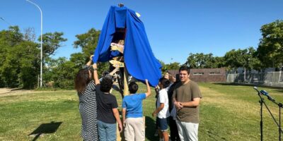 Isla Cristina coloca un Poste Indicador de Valores en el Parque Central de la mano de los alumnos de sus centros educativos