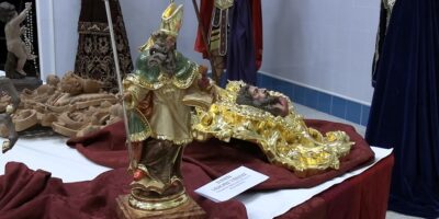La Hermandad de La Flagelación de Isla Cristina presenta su colección de enseres