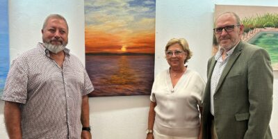 La pintora extremeña Estrella Sayago expone su lustrosa obra en la Galería Municipal de Arte de Isla Cristina