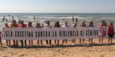 La Playa Central de Isla Cristina acoge la IX Cadena Humana Contra la Violencia de Género
