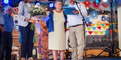 Isla Cristina rinde homenaje su mayores con la tradicional merienda en la explanada del antiguo teatro
