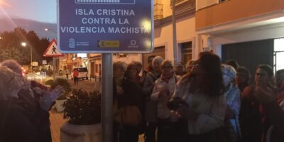 Así son las señales que luce Isla Cristina contra la violencia de género