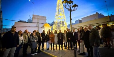 La Punta del Caimán ya luce su árbol de Navidad