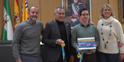 El Ayuntamiento de Isla Cristina recibe al campeón del mundo en Paddle Surf Augusto García