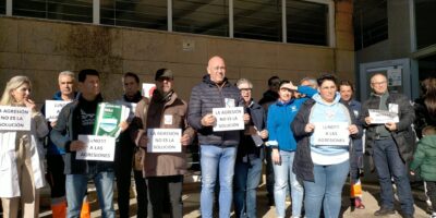 La Junta de Personal de Atención Primaria de Huelva se concentra en Isla Cristina para pedir seguridad en los centros