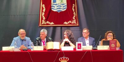 Isla Cristina demuestra su fe rociera durante la presentación del libro »La pelota está en el tejado»
