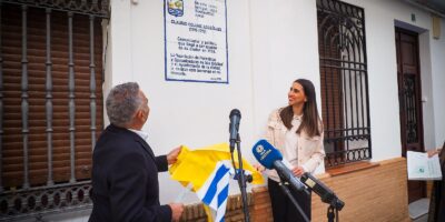 Isla Cristina pone en valor la figura de Claudio Columé con un azulejo conmemorativo