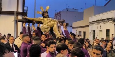 La Semana Santa de Isla Cristina arranca con emoción y tradición en el Viacrucis del Cristo de la Buena Muerte