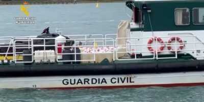 La Guardia Civil interviene dos embarcaciones y 118 garrafas de gasolina en Isla Cristina