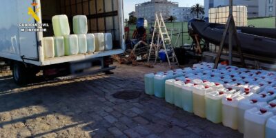 La Guardia Civil ha intervenido 162 garrafas con combustible en la playa de Isla Cristina