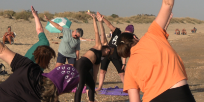 Mujeres de Isla Cristina celebran su salud con senderismo y yoga en la playa