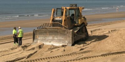 Isla Cristina trabaja para dejar en óptimas condiciones la Playa Central a través del aporte de arena