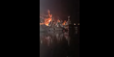 Incendio de un pesquero en el puerto de Isla Cristina afecta a dos embarcaciones