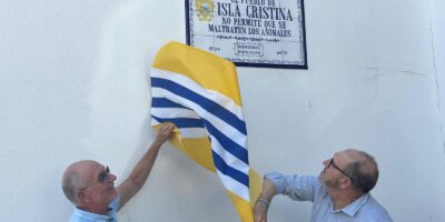 Isla Cristina luce una placa contra el maltrato animal, réplica de la que ya lució en 1924