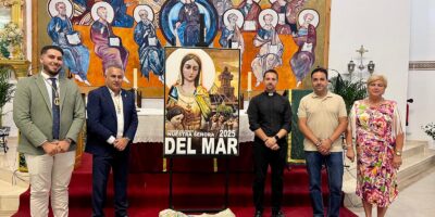 Chema Riquelme ilustra las Fiestas de la Virgen del Mar 2025: la Punta del Caimán inicia la cuenta atrás para sus días grandes
