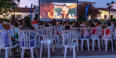 Cincuenta municipios y aldeas de la provincia de Huelva disfrutan en calles, plazas y aire libre del ‘Cine en el pueblo’