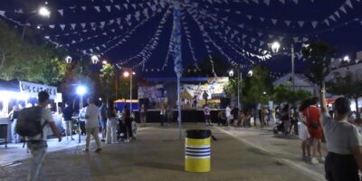 La barriada de San Francisco se inunda de luz y color en el inicio de sus fiestas
