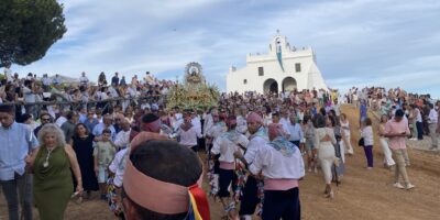 Villablanca disfrutó de su día grande: una multitud arropó a la Virgen de la Blanca durante su procesión