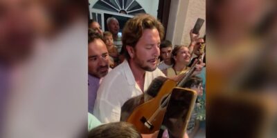 Momento para el recuerdo: Manuel Carrasco le canta a la Virgen del Mar