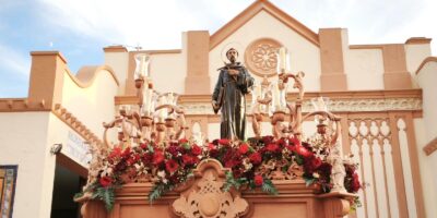 Numerosos fieles y devotos acompañan al patrón de la barriada isleña de San Francisco durante su procesión