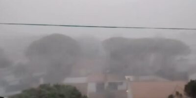 Un tornado en forma de manga marina causa cuantiosos daños en Isla Cristina