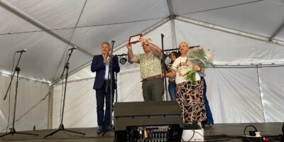 José Antonio Gómez recibe con emoción el Homenaje al Mayor en Isla Cristina