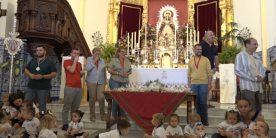 Los pequeños de Isla Cristina rinden pleitesía a la Virgen del Rosario en forma de nardos