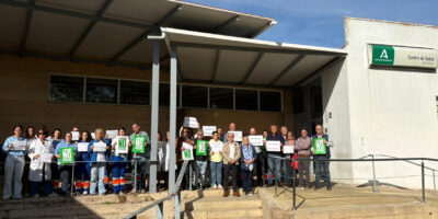 Sanitarios de Isla Cristina y la provincia de Huelva se manifiestan tras un intento de agresión con arma blanca a un médico