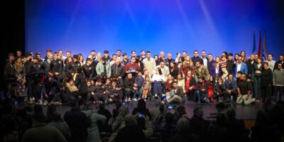 Éxito de la I Gala de la Juventud en Isla Cristina, reconociendo el talento de 30 jóvenes