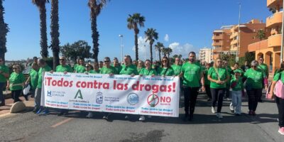 Centenares de personas participan en la Marcha contra las Adicciones de ARATI en la Punta del Caimán