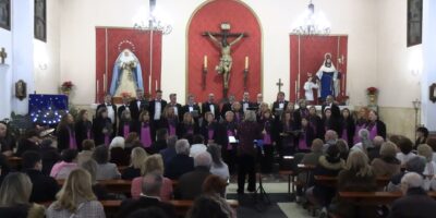 La Coral Polifónica Isla Cristina llena de música y espíritu navideño la Parroquia del Gran Poder