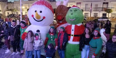 Personajes navideños y nieve en una tarde emotiva de diversión